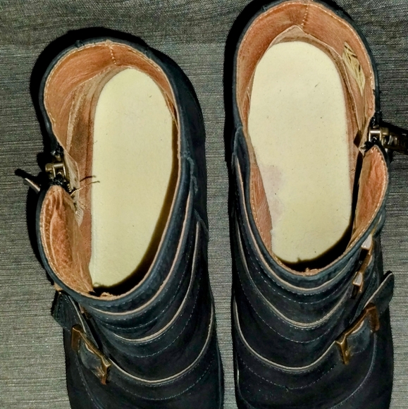 ERIC MICHAEL "LENA" BLACK LEATHER WEDGE ANKLE BOOTS W/ BUCKLE ACCENTS ~ SIZE 39 - Picture 11 of 13